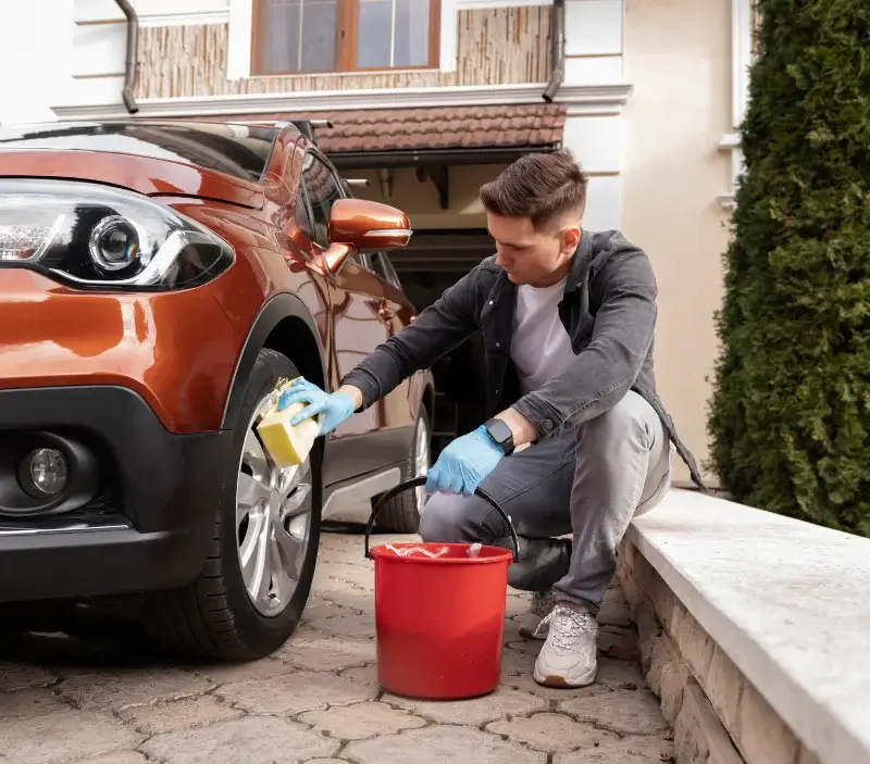 Lavage auto à domicile Burlats : professionnel intervenant sur un véhicule